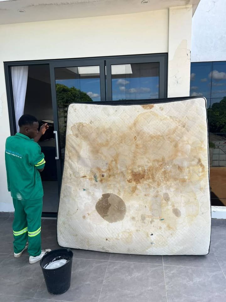 Antes: Limpeza de colchão realizada pela equipa.