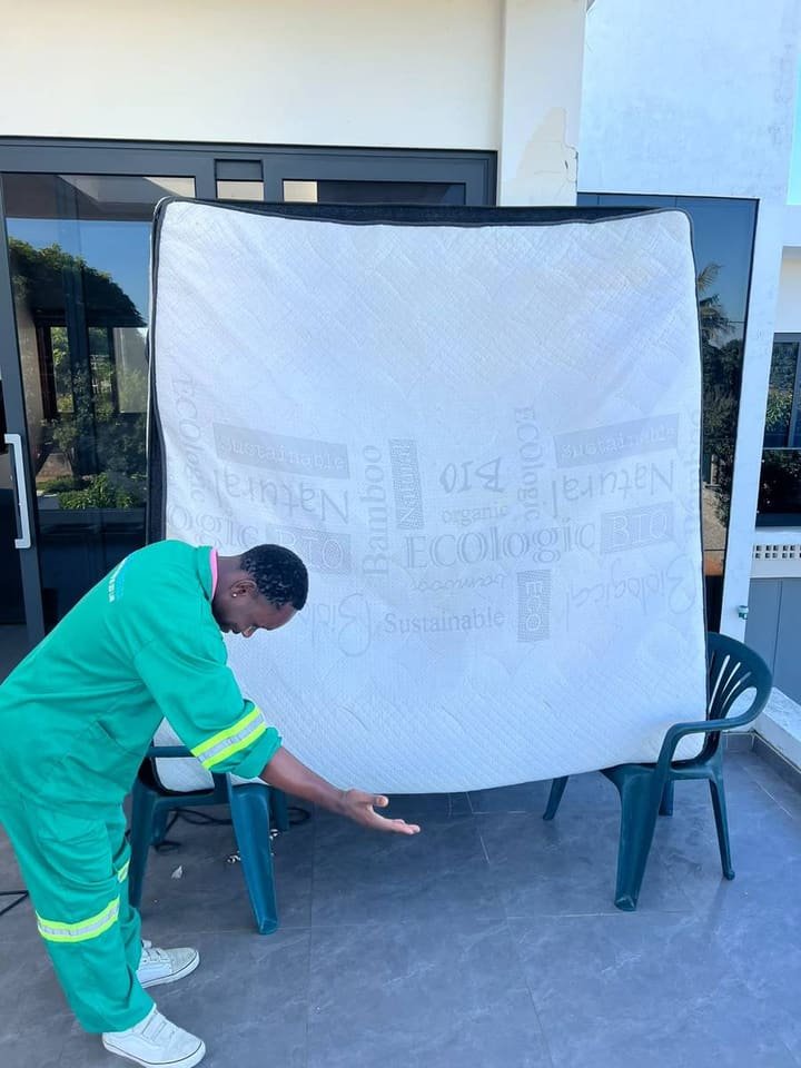Depois: Limpeza de colchão realizada pela equipa.